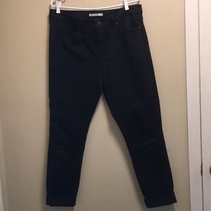 Black skinny Levi’s jeans